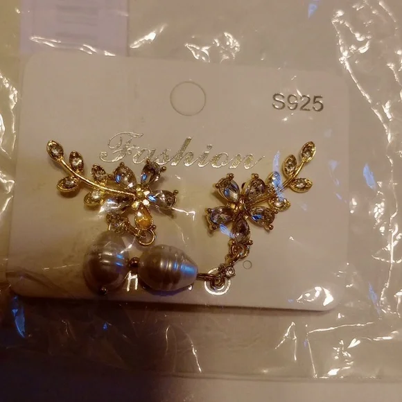 Earring - Picture 1 of 2